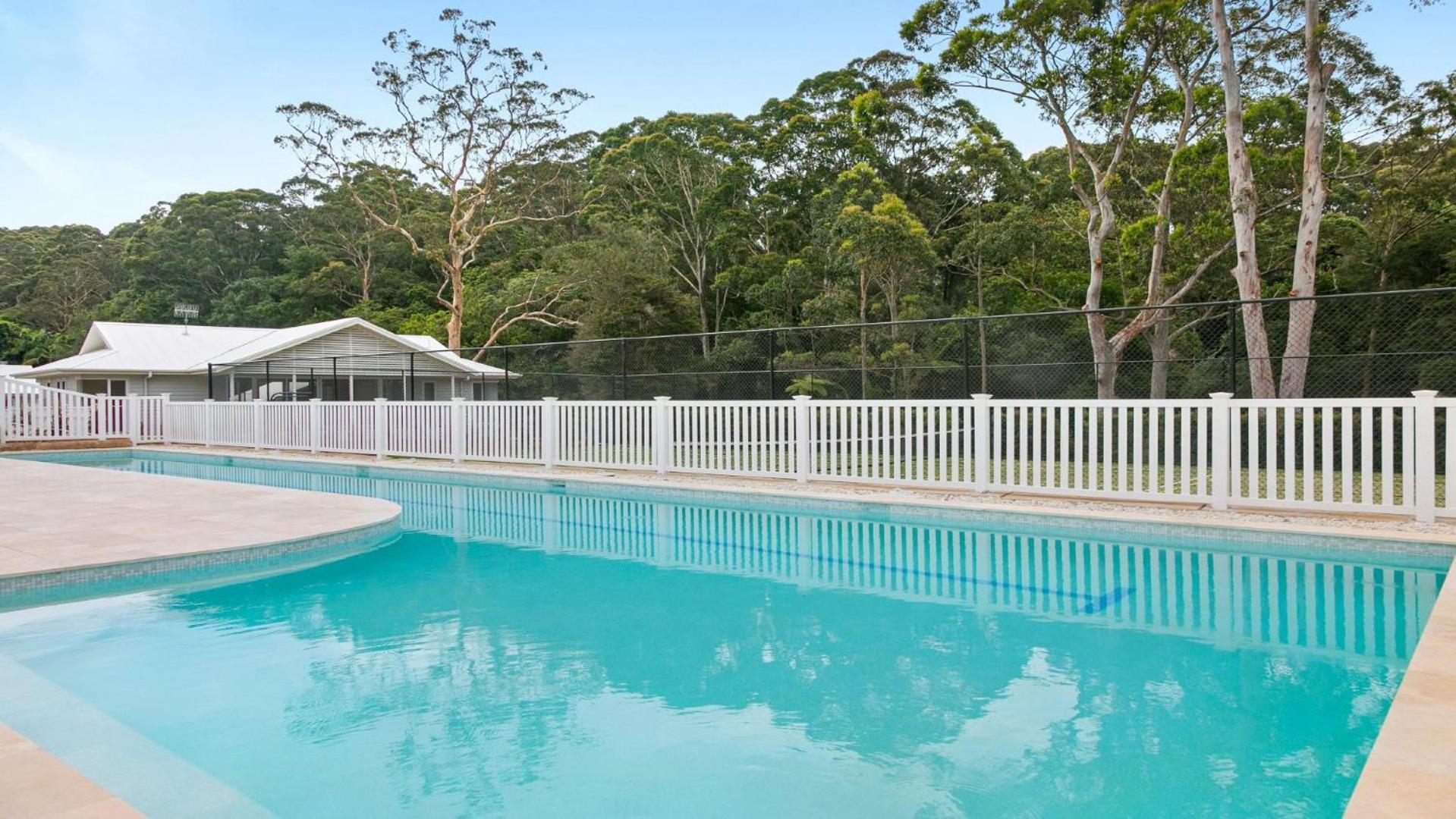 Resort Style Living With Pool, Tennis Court And Beach Avoca Beach Exterior photo